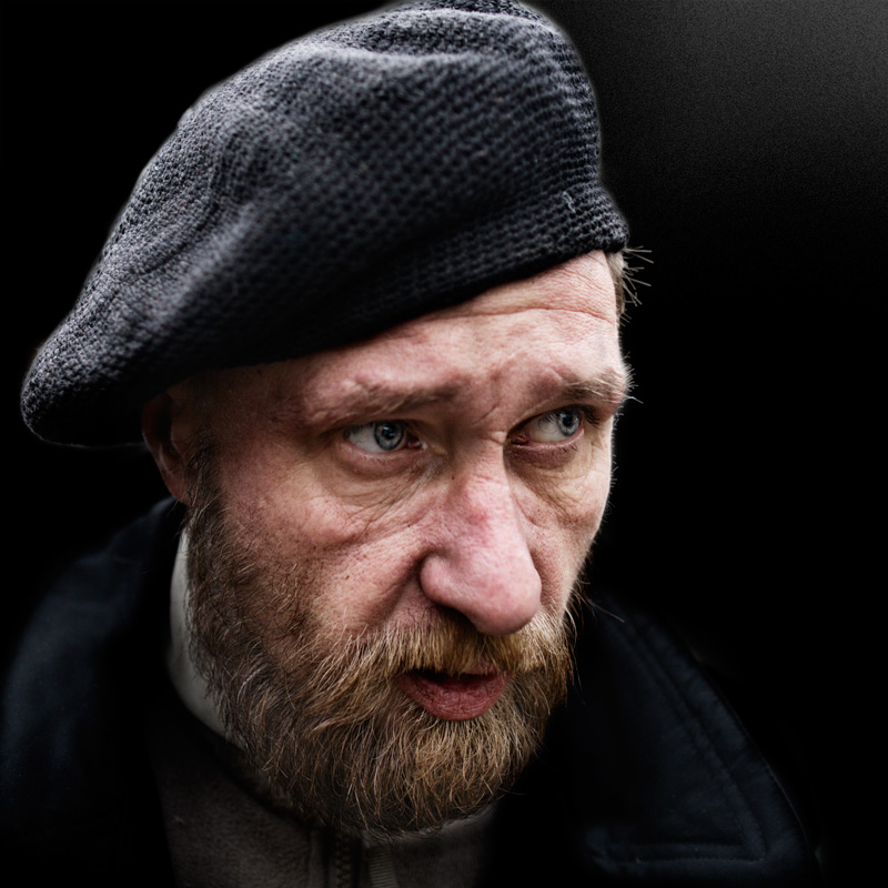 мужчина в берете без перьев