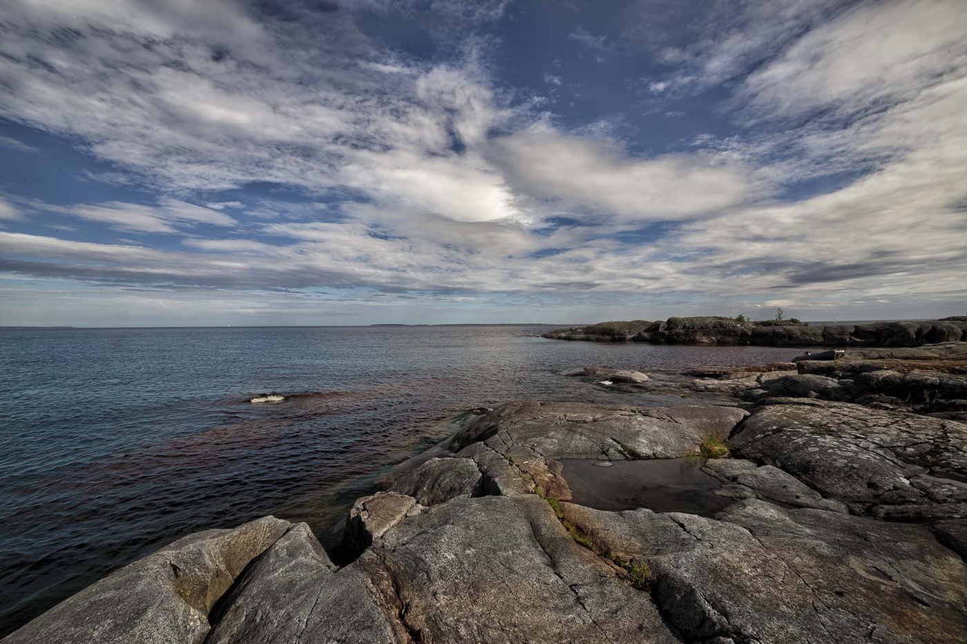 Скалистые берега Ладожского озера...