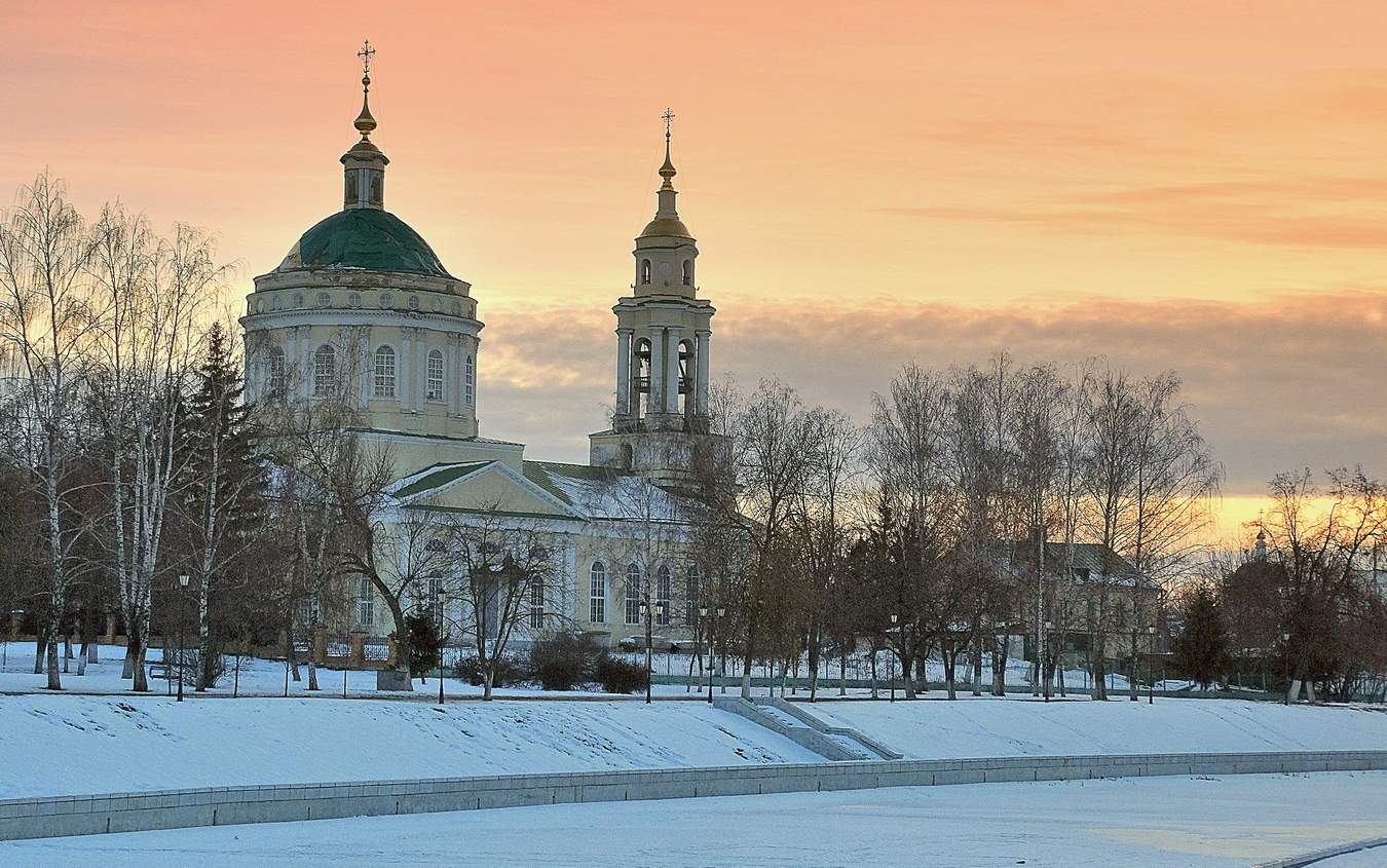 Храм перед вечерней службой