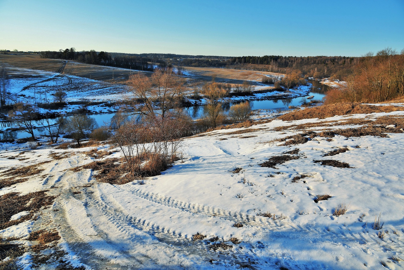"Чахнет снег и болен малокровьем..."