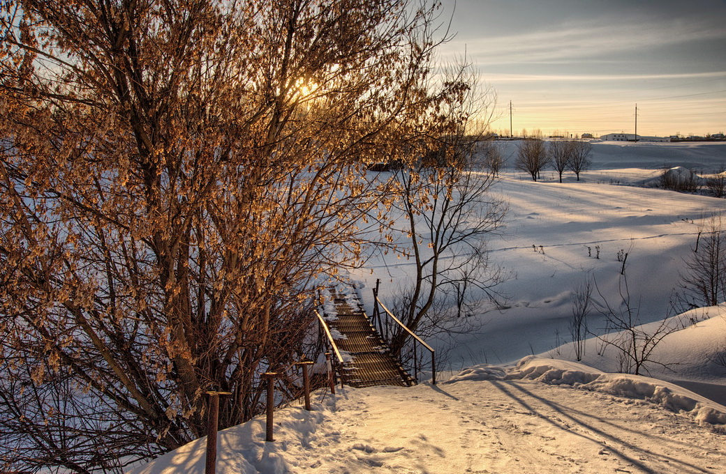 Вечер. У мостика.