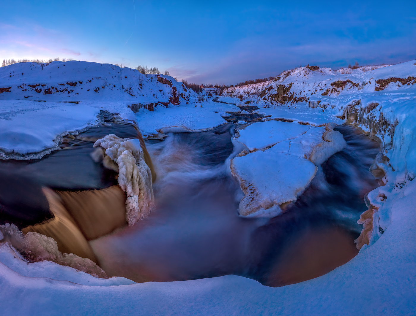 Водопад на реке Тосна.