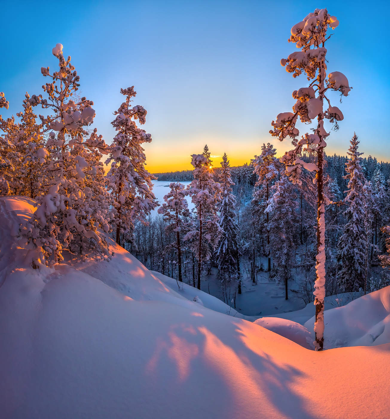 Зимний закат на озере Пестово.