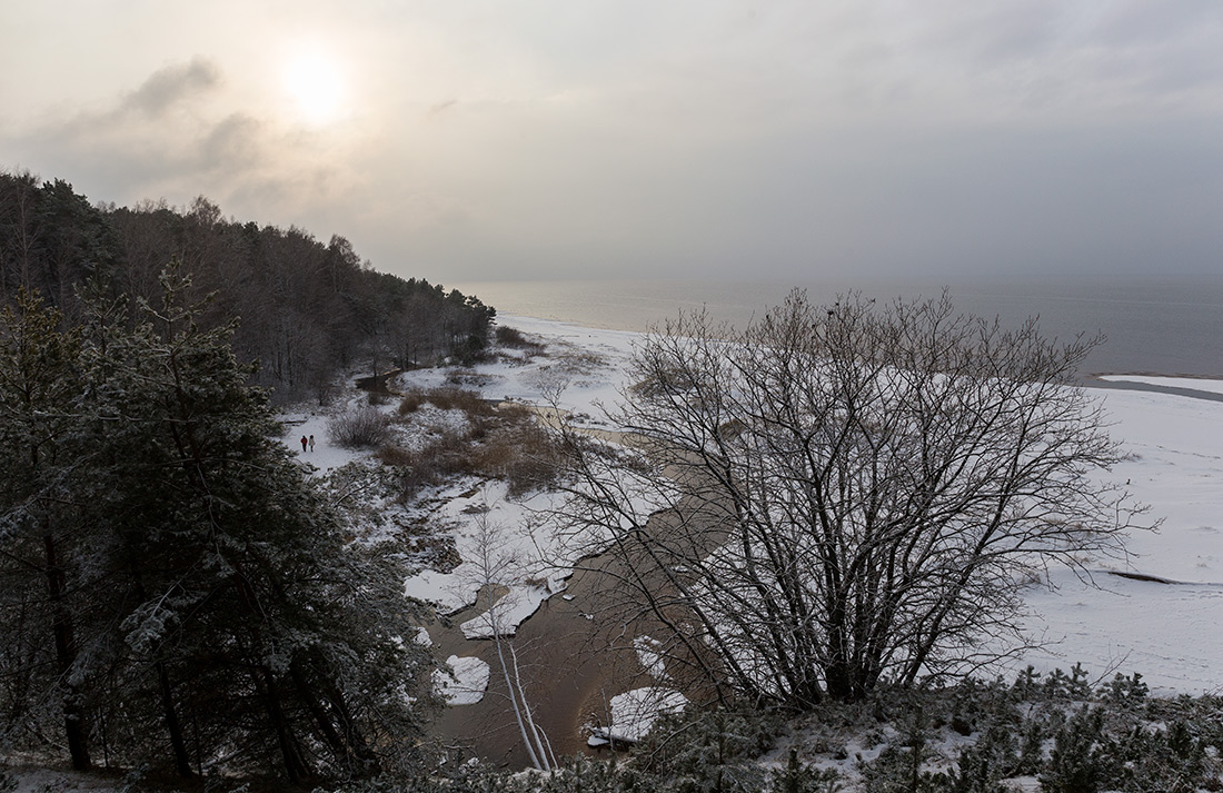 У моря над речкой