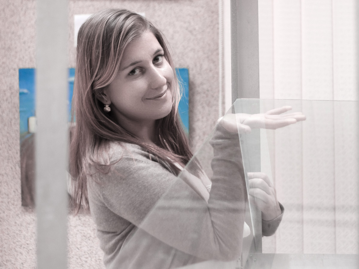 Девушка со стеклом