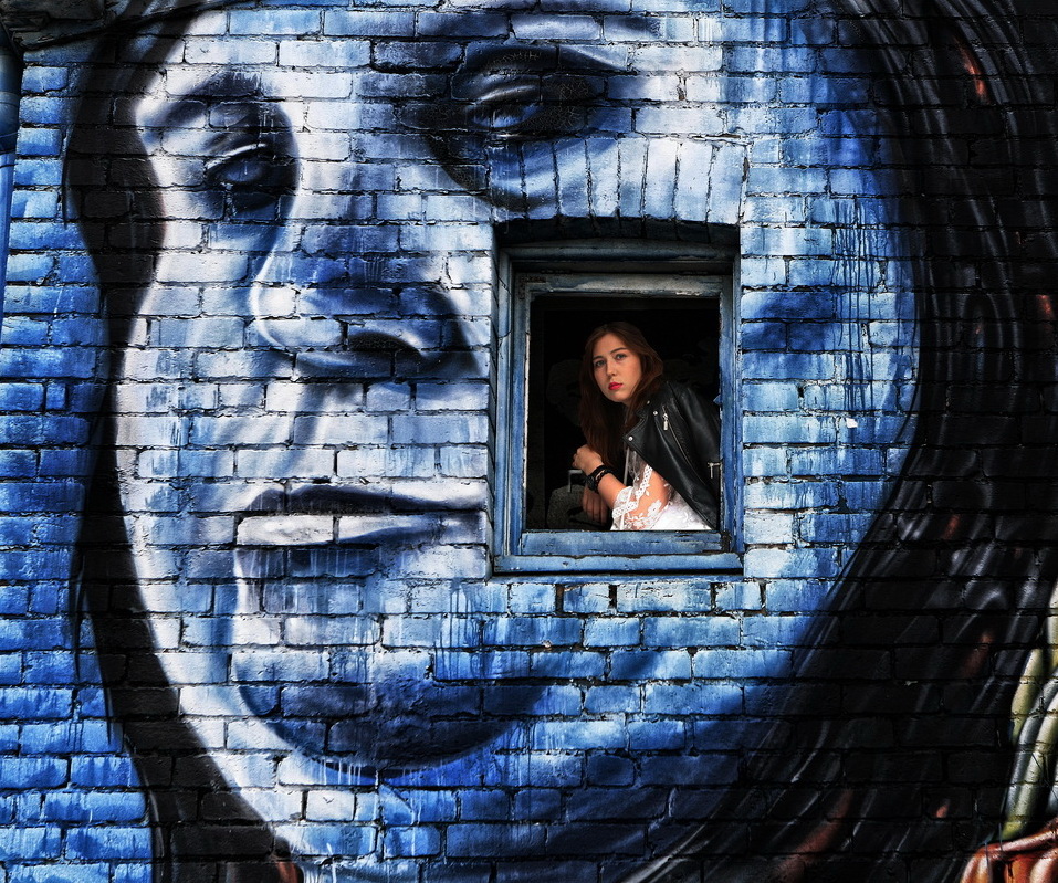 девушка в женщине