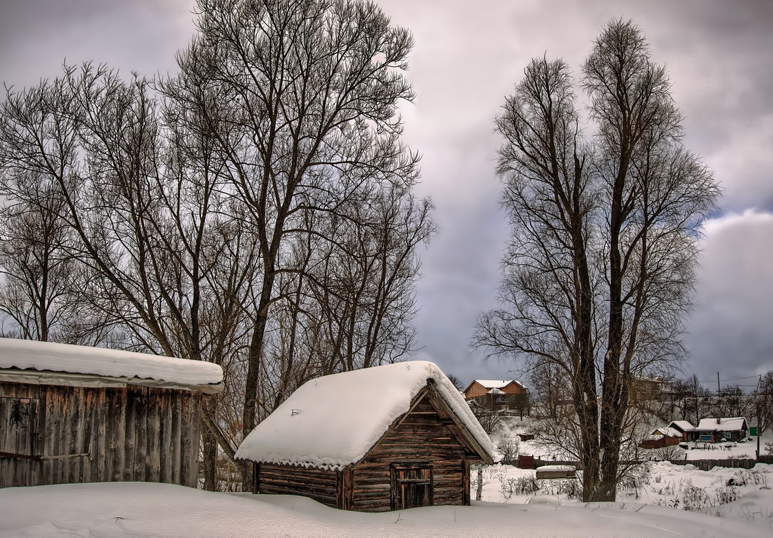 У старого амбара