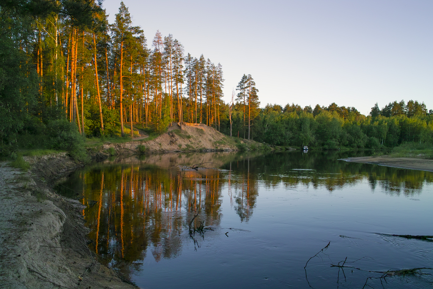 Прощальный солнца луч коснулся сосен...