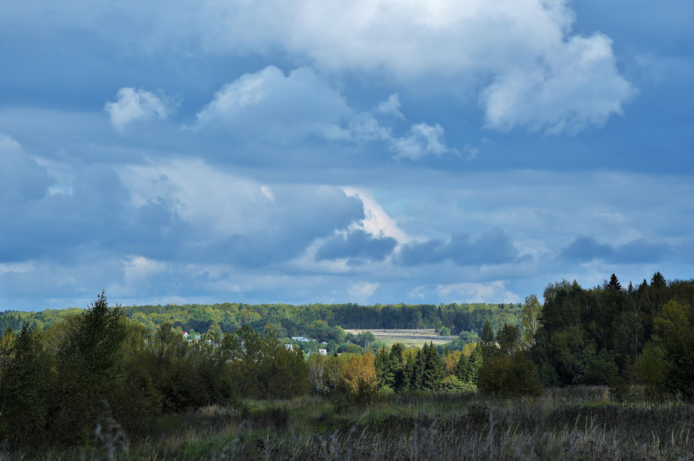 Был полдень облачного дня ...