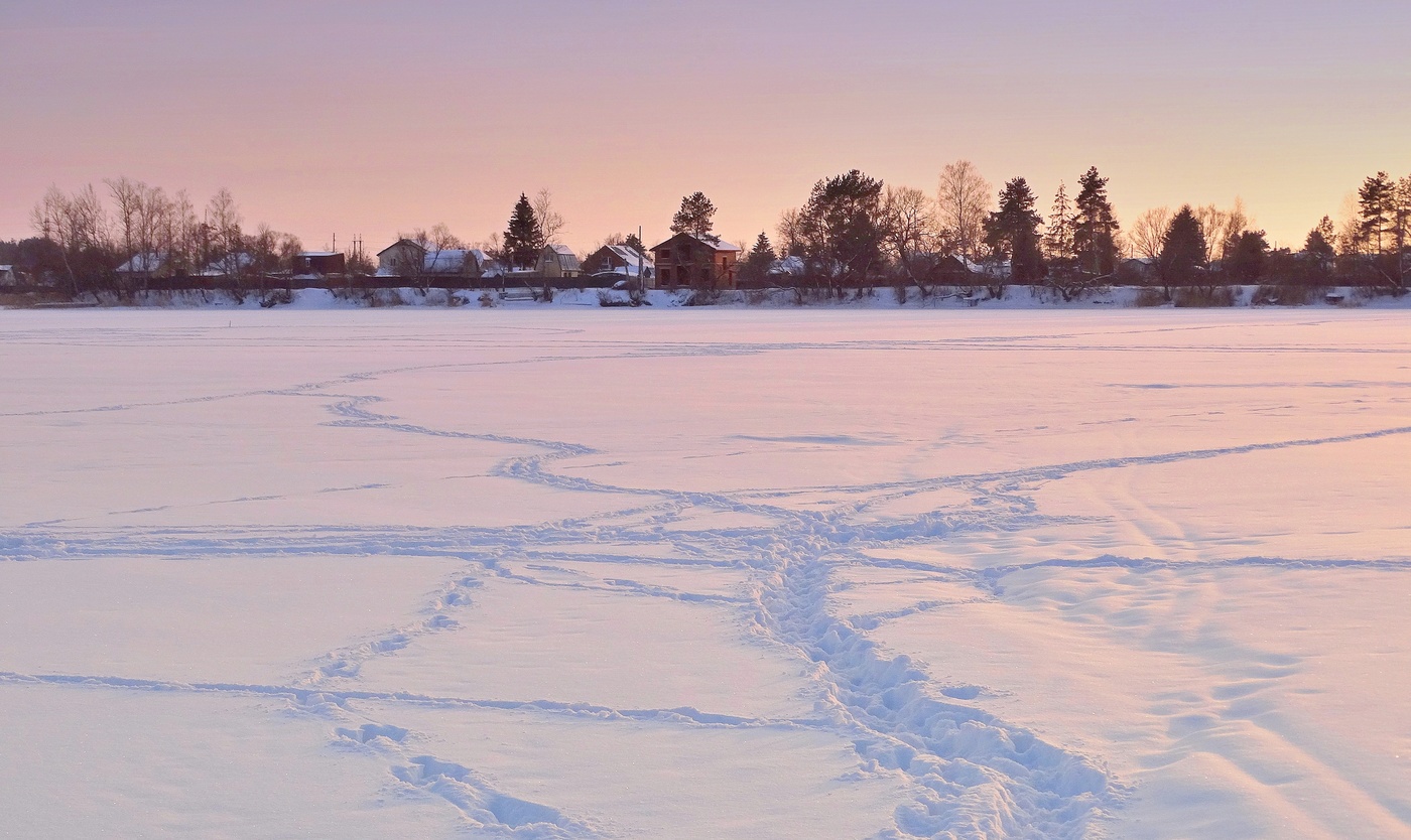 Зимний вечер на берегу озера