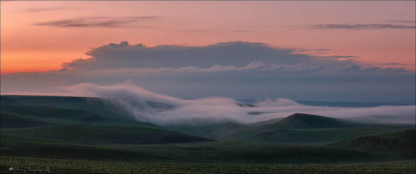 Облака белым пухом текли.