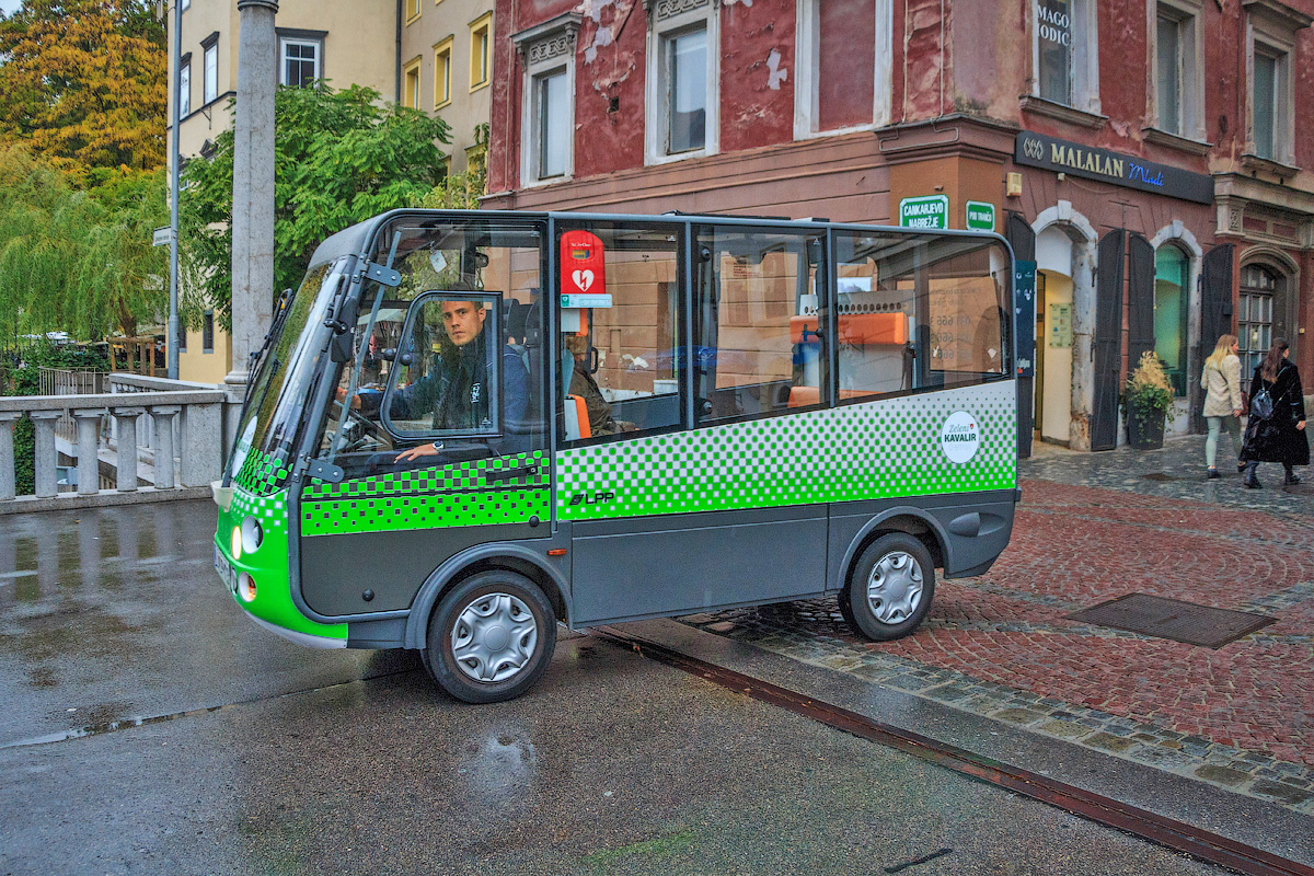 Не на нас, а на дорогу смотри, шофёр!