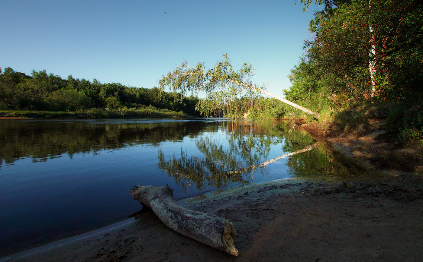Тихий вечер у реки