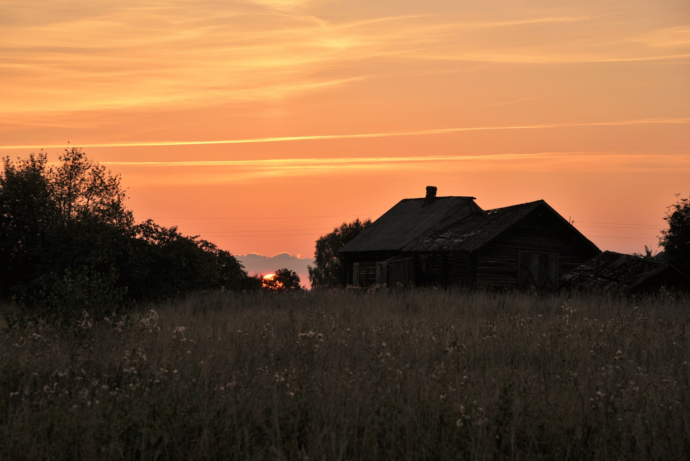 "Гаснут красные крылья заката..."