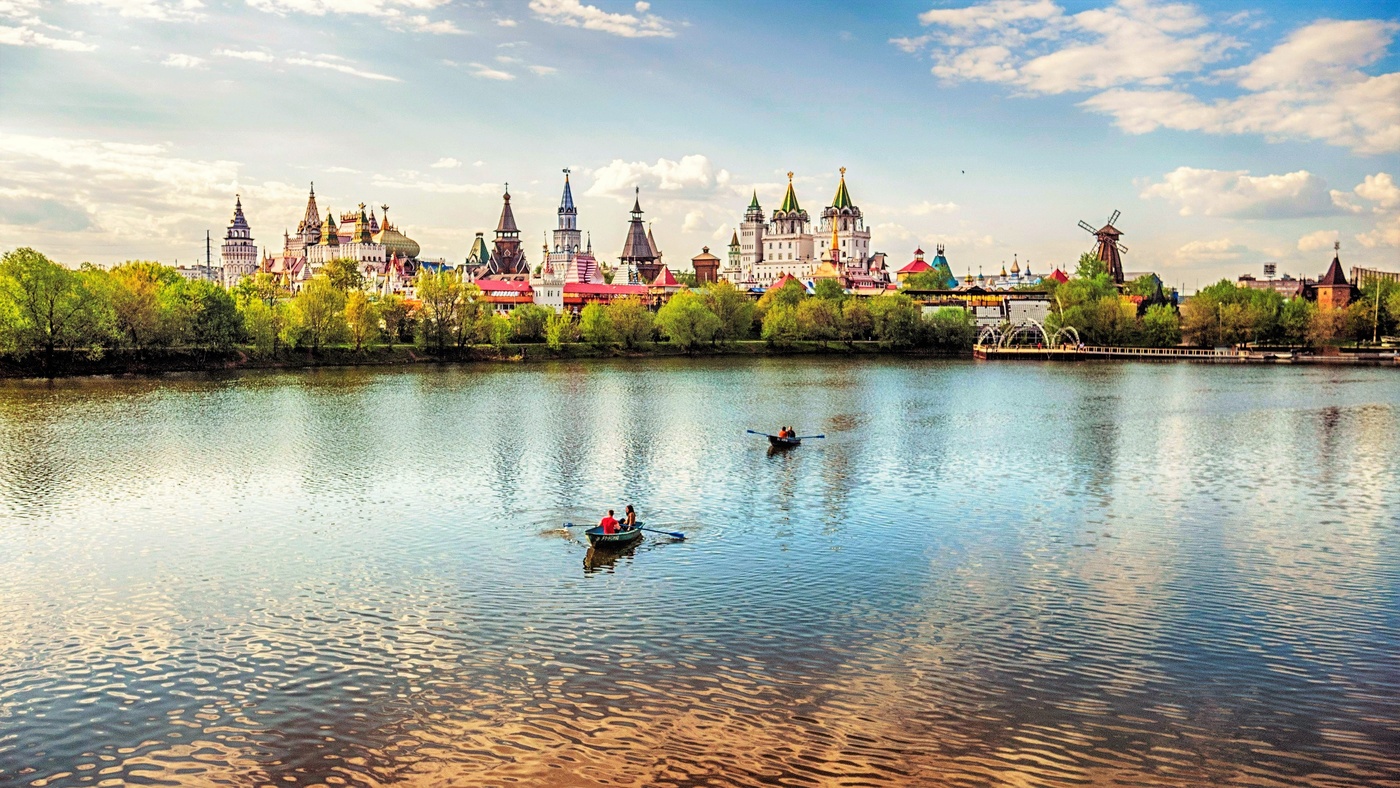 Мы на лодочке катались.