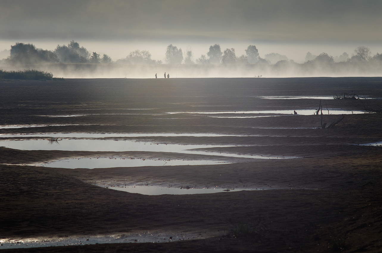 Отступила река