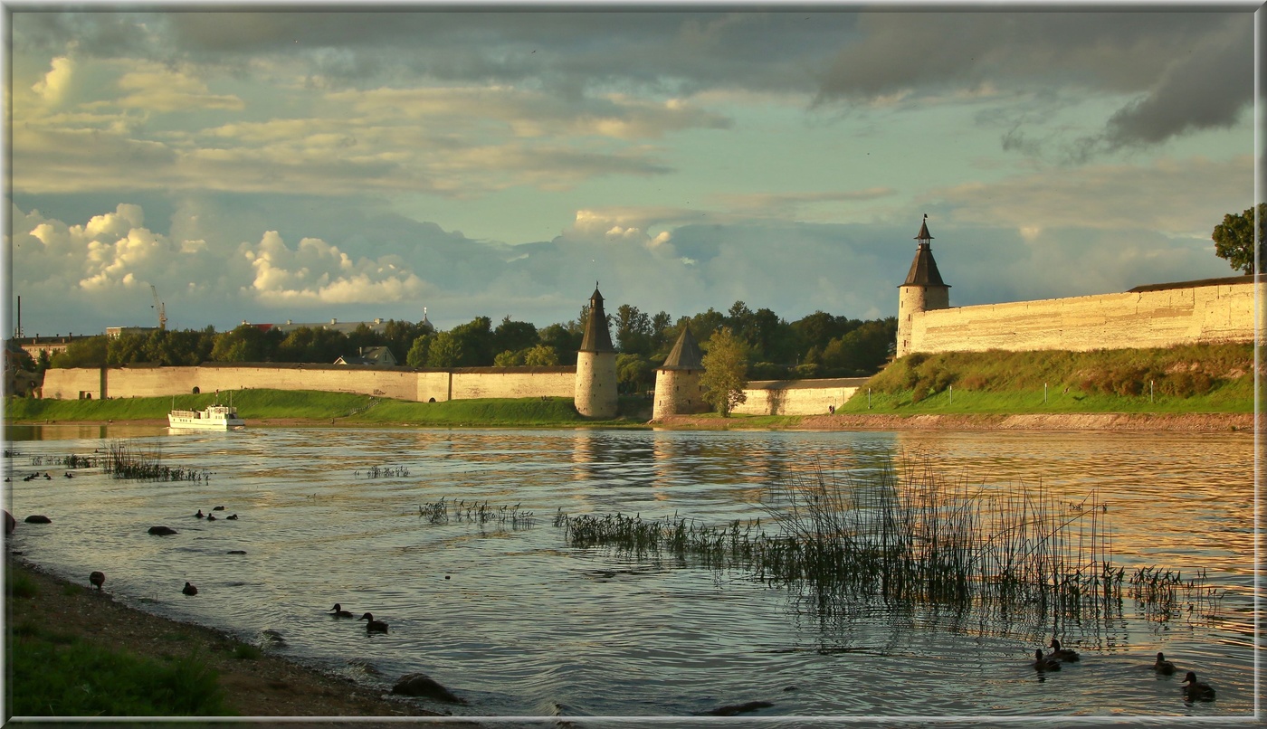 А кораблик плывёт ....