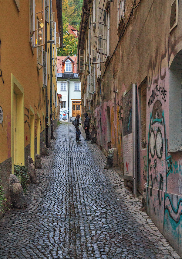 В длинном узком переулке