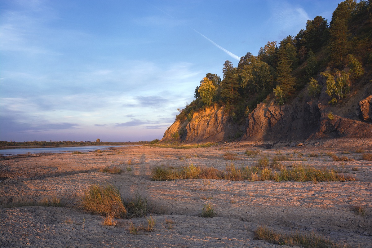 На каменистом берегу.