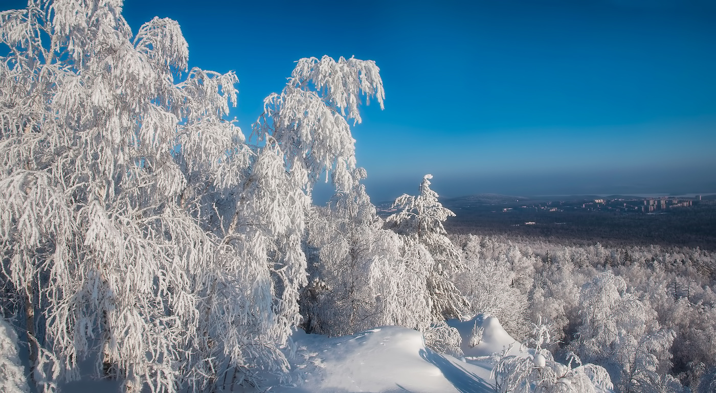 Белое на голубом
