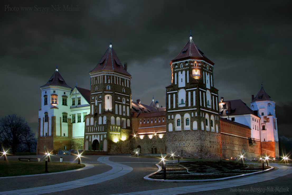 Ночь идет, а замок не спит