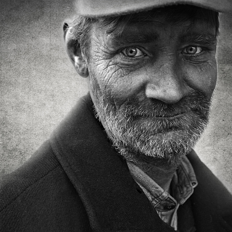 улыбаясь по доброму