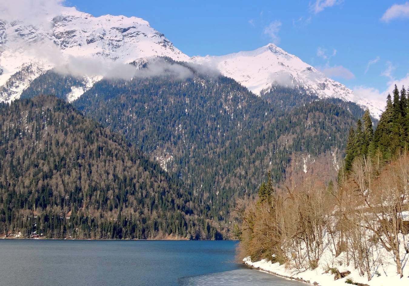 На берегах озера Рица