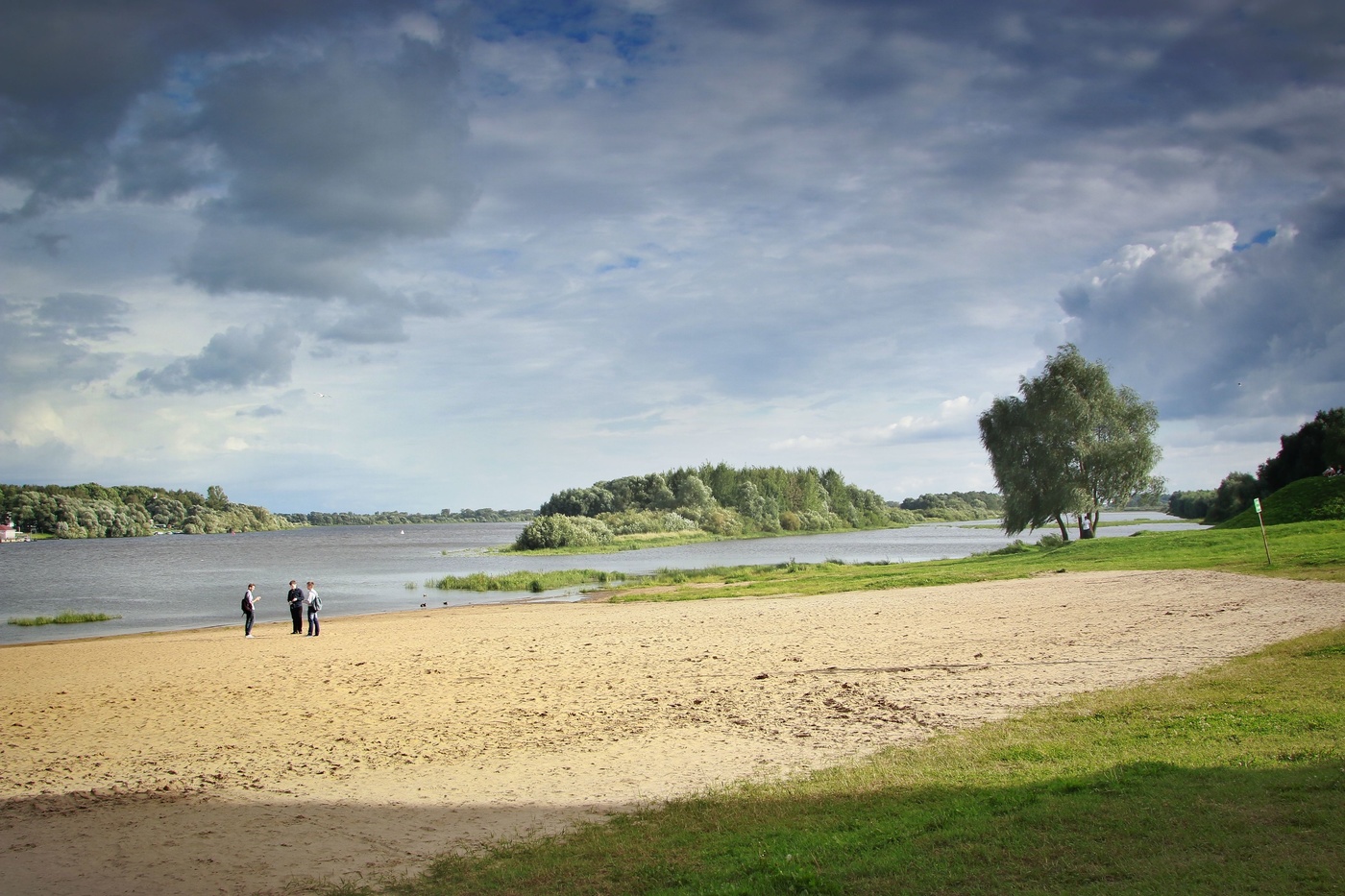 Три товарища