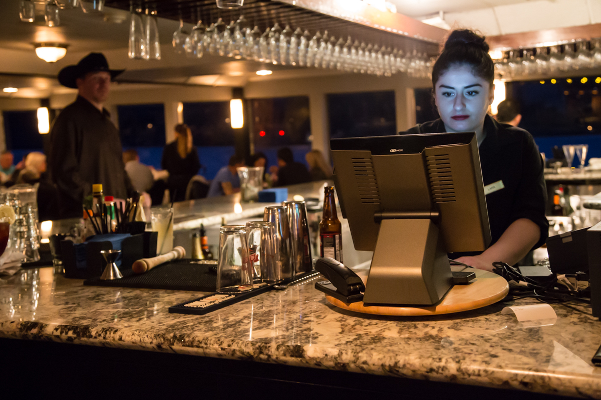 За барной стойкой