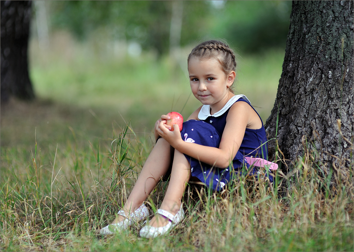 Портрет девочки с яблоком