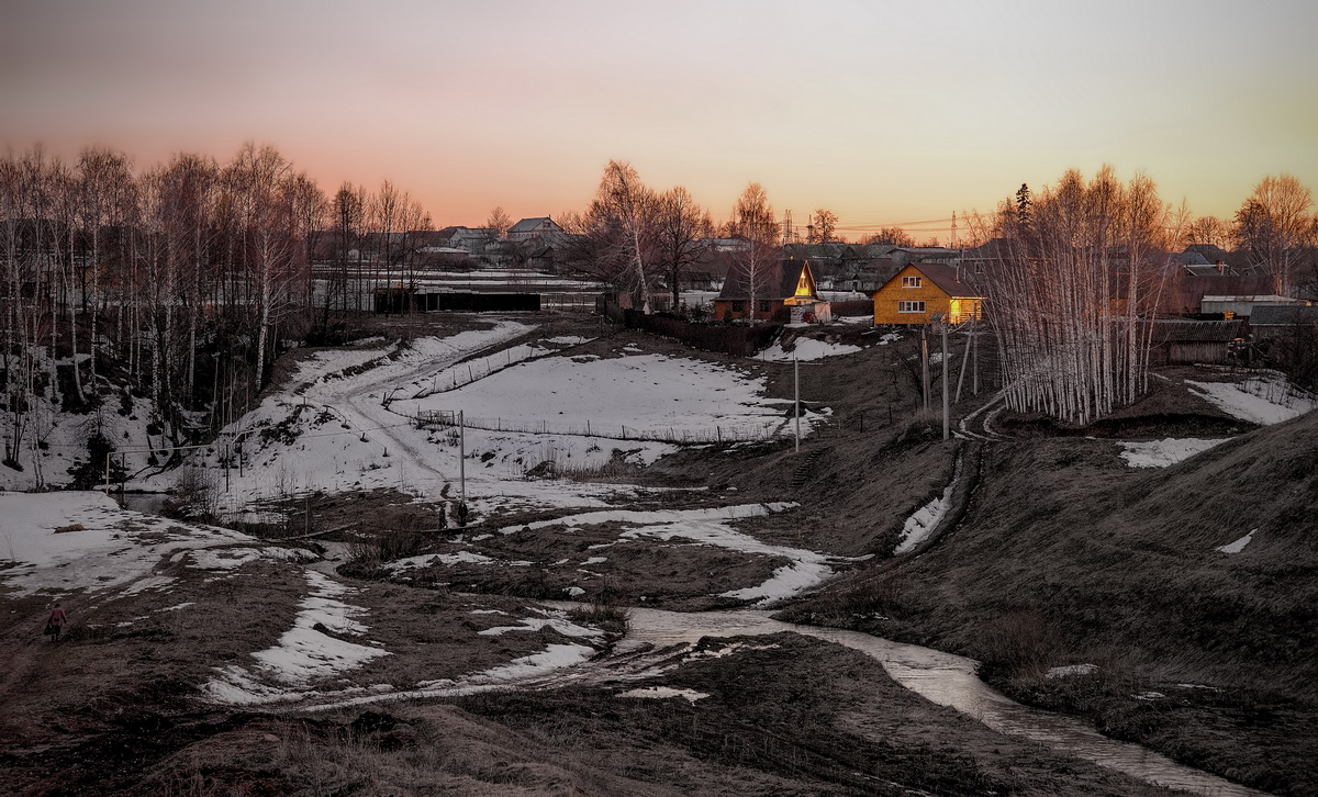 Пейзаж с желтым домиком на закате
