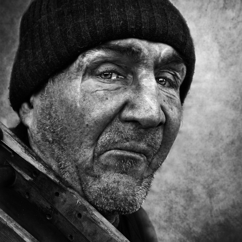 костыли на человеке