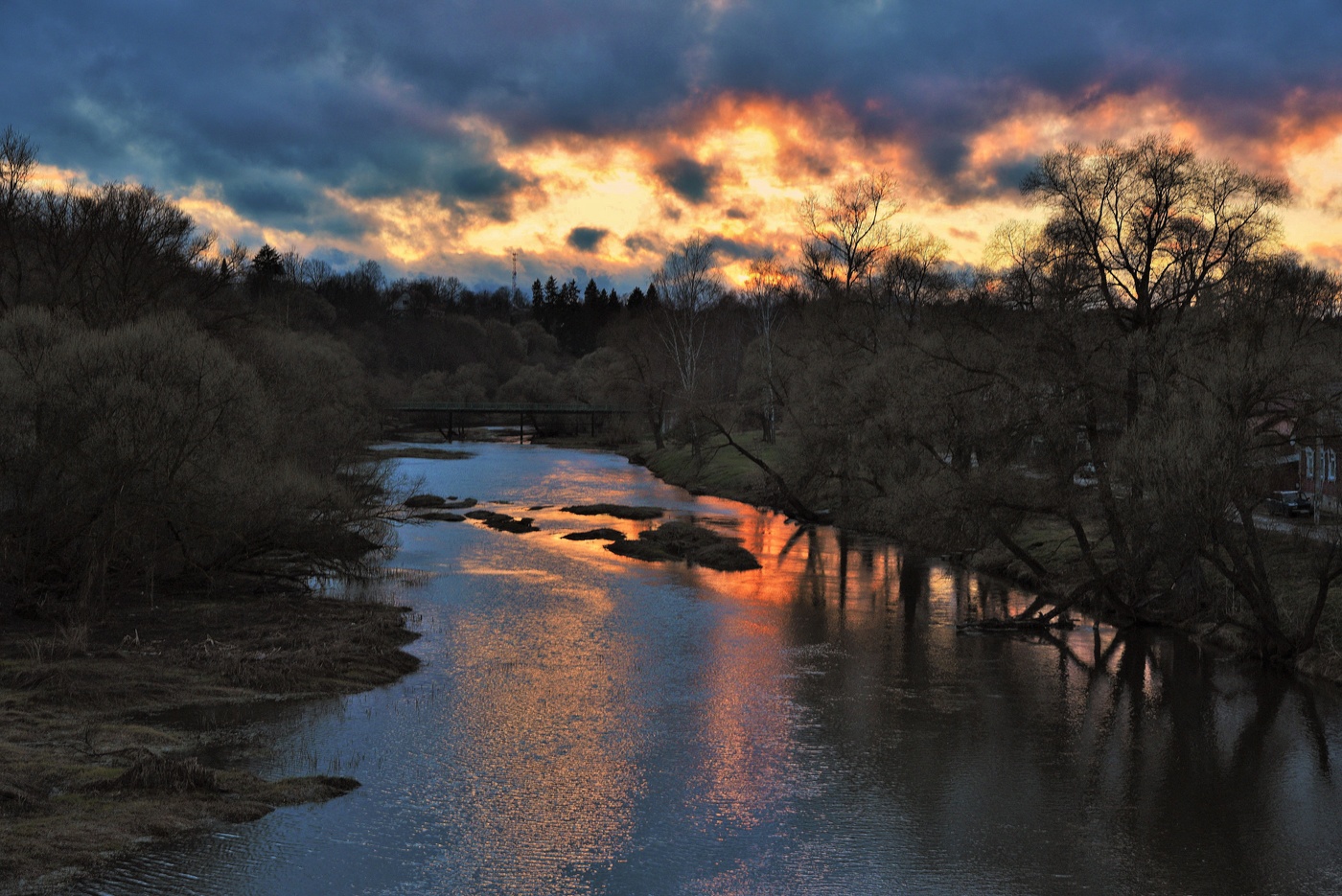 Течет река ...