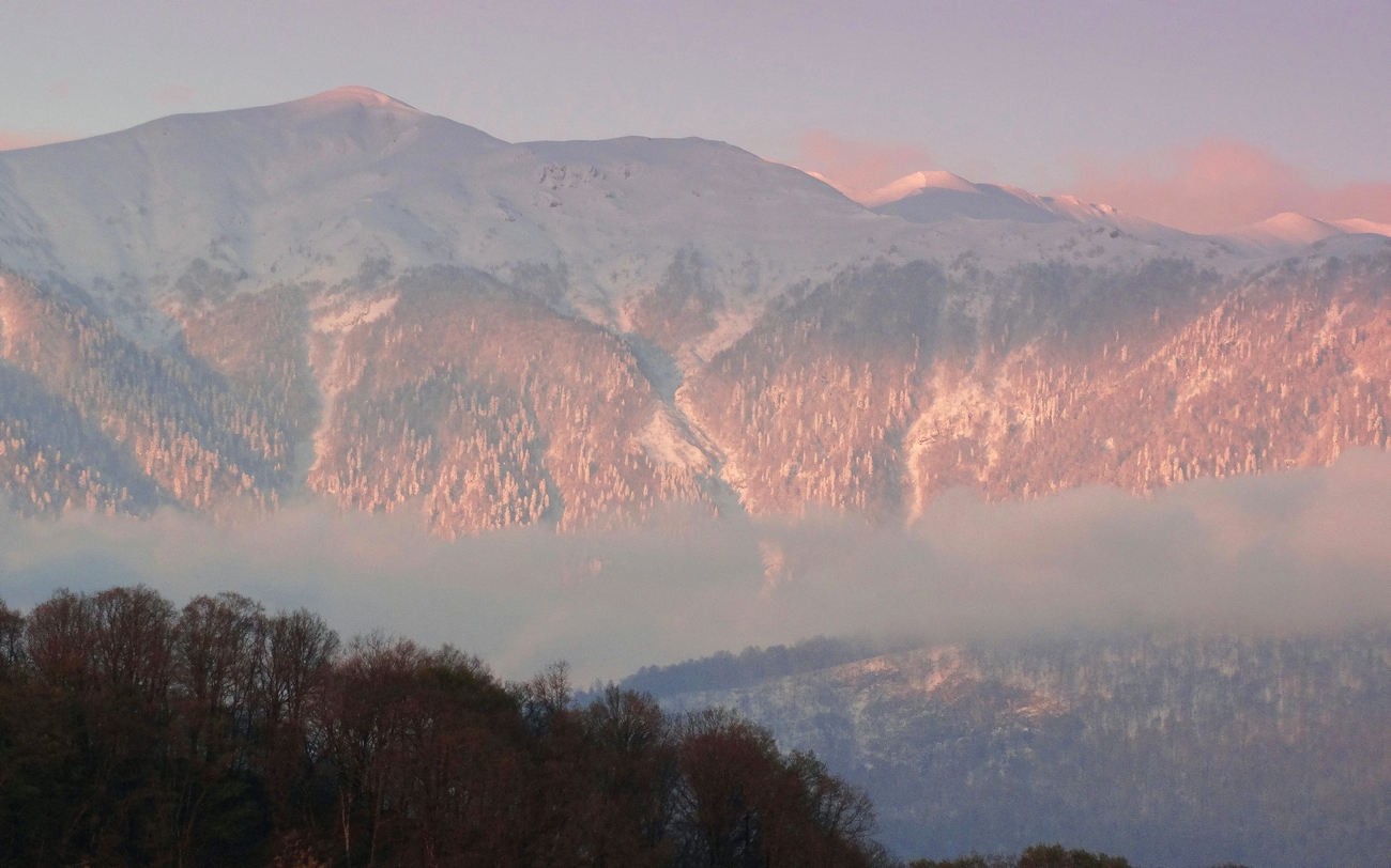 Наступает ночь в горах Кавказа