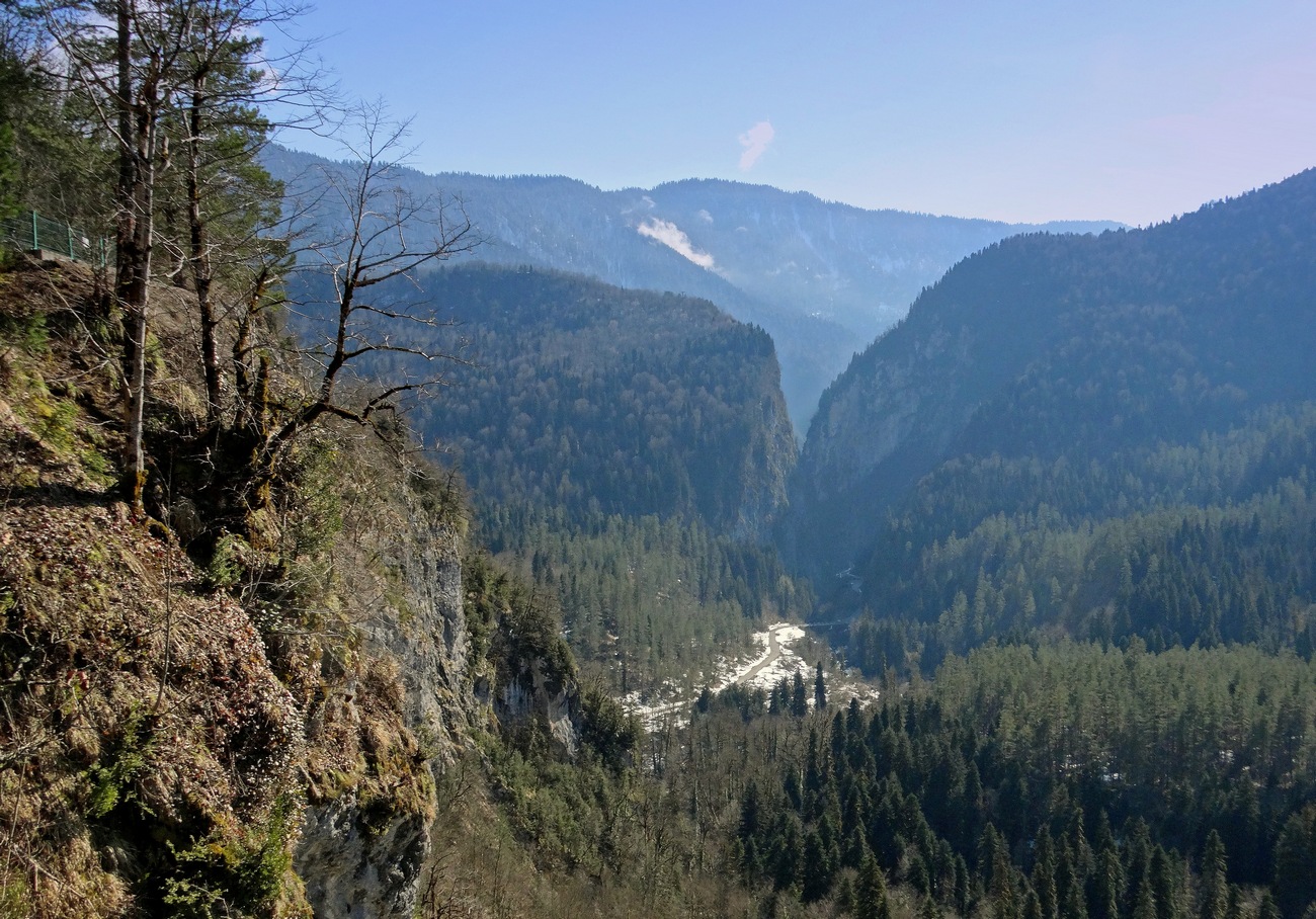 Внизу Юпшарское ущелье