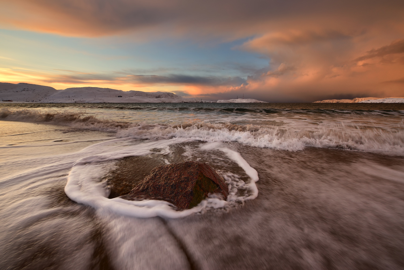Камушек и море...