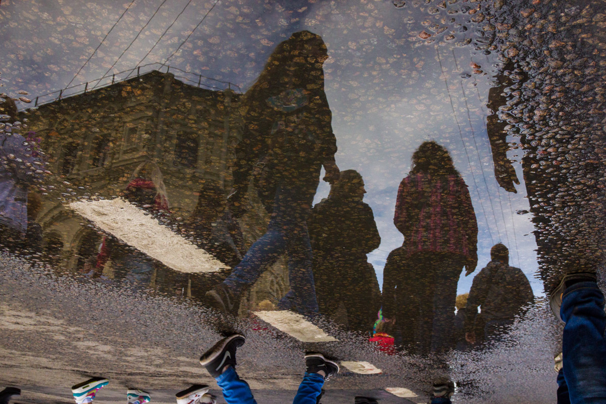 В одном направлении