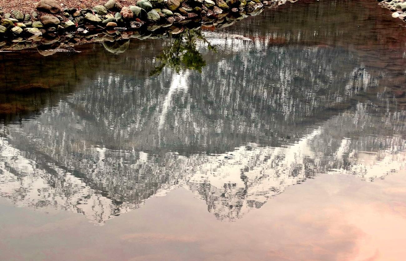 Отражение неба и гор