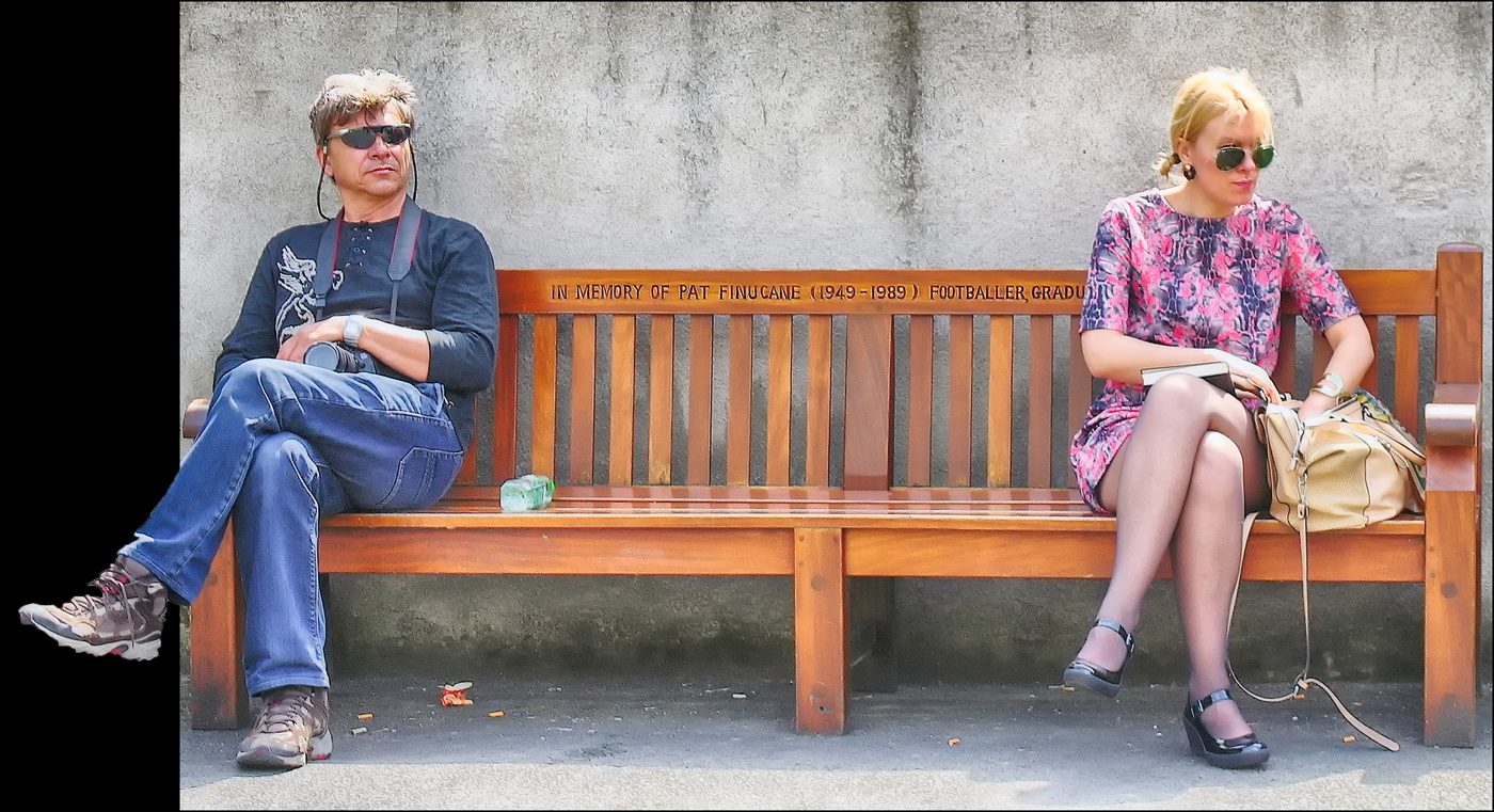 Закинув ногу на ногу...