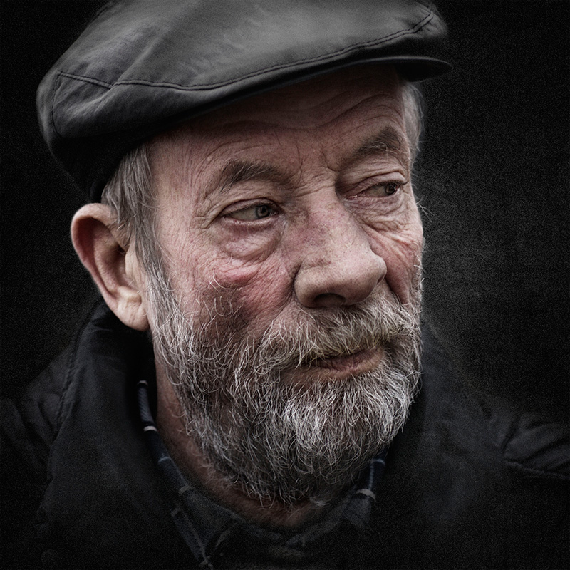 портрет мужчины в выцветшей кепке