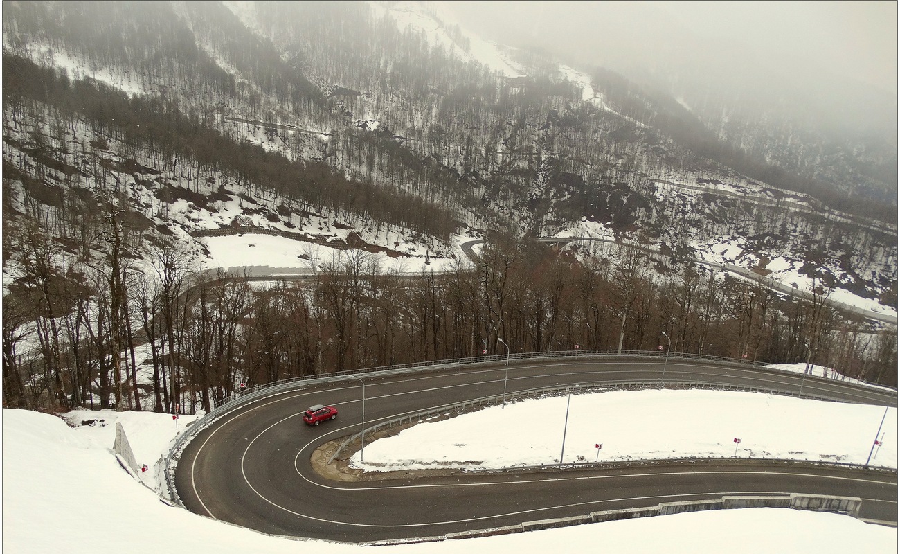 А дорога серою лентою вьётся...