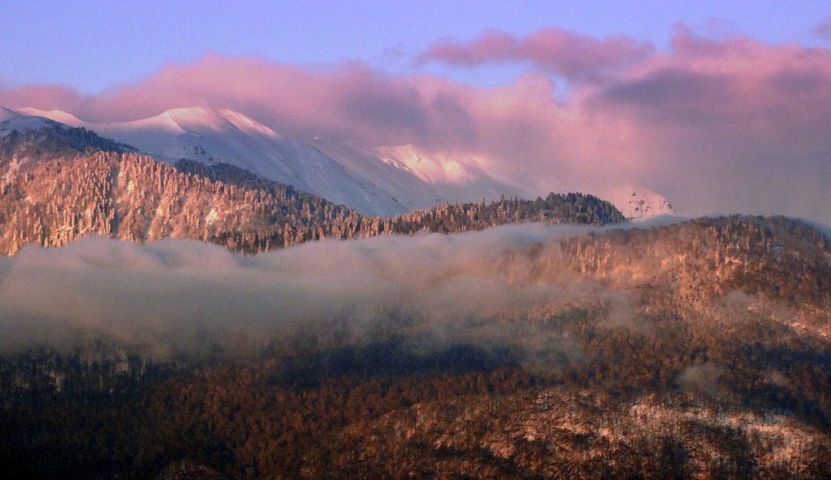 Облака одеялом накрыли спящий Кавказ
