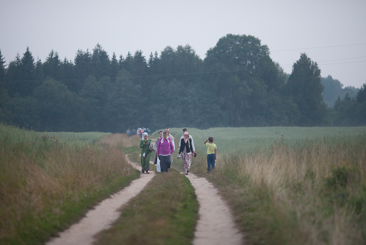 К святому колодчику