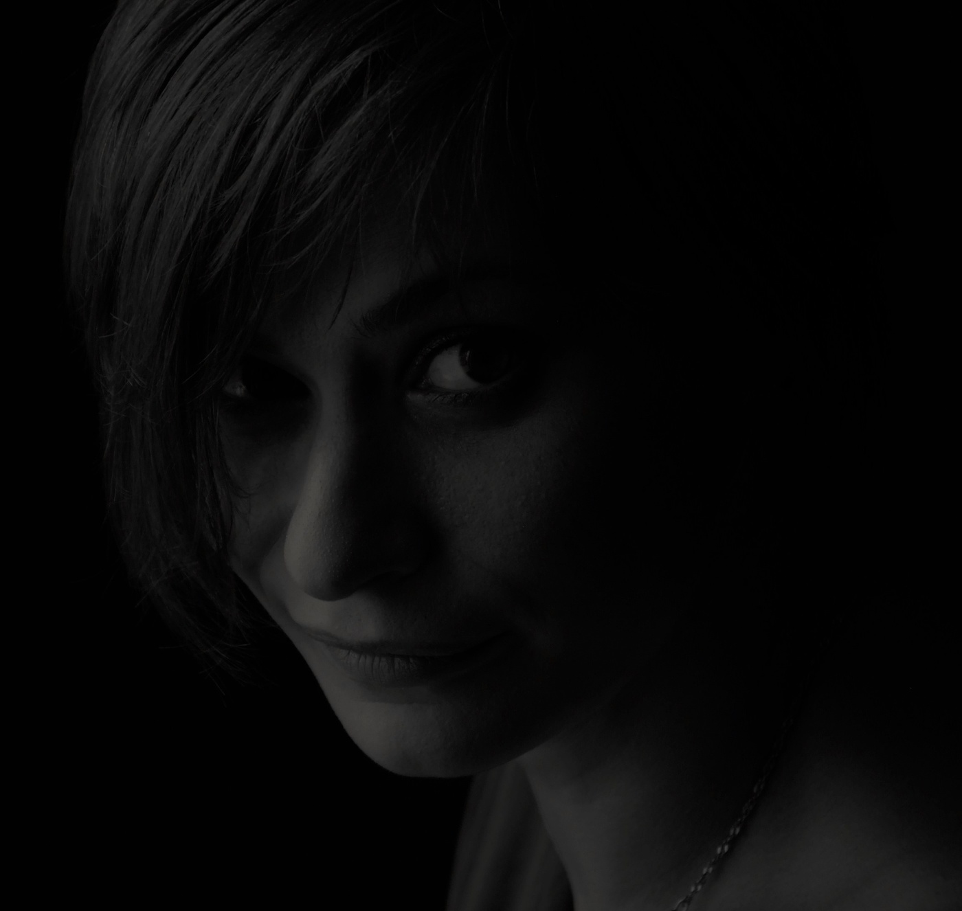 Женщина в полутемной комнате ...