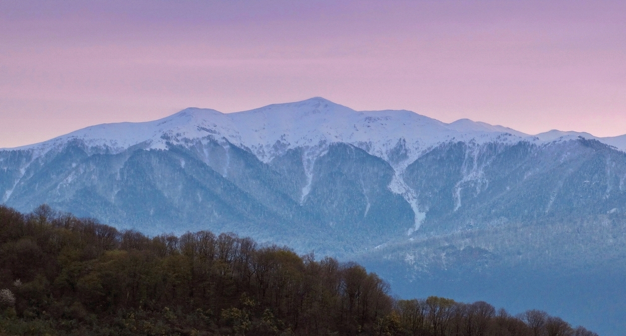 Безоблачный вечер в горах