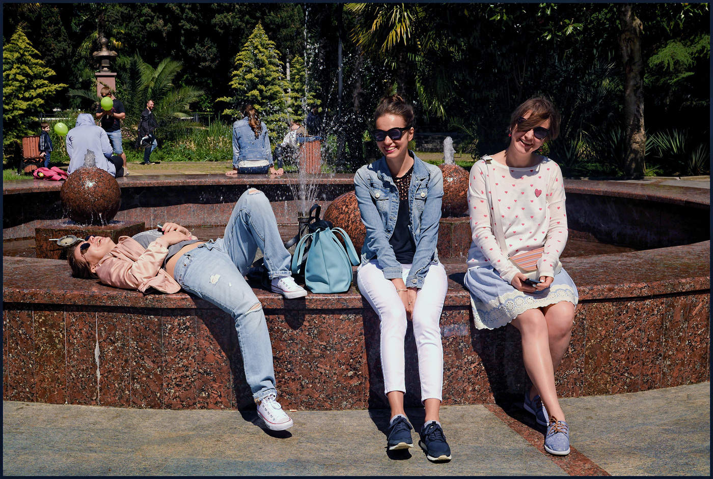 Весёлые девчата.