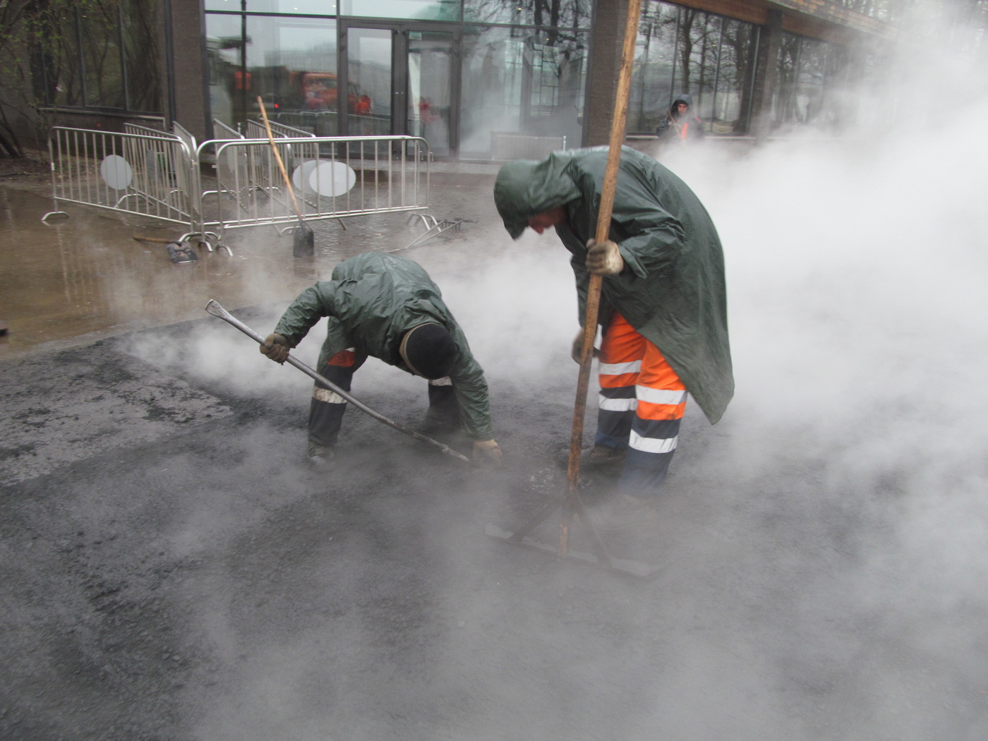 Кладут асфальт