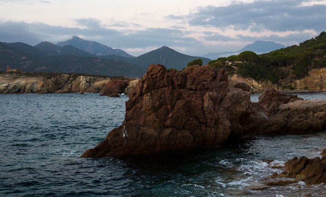 Скалистый берег