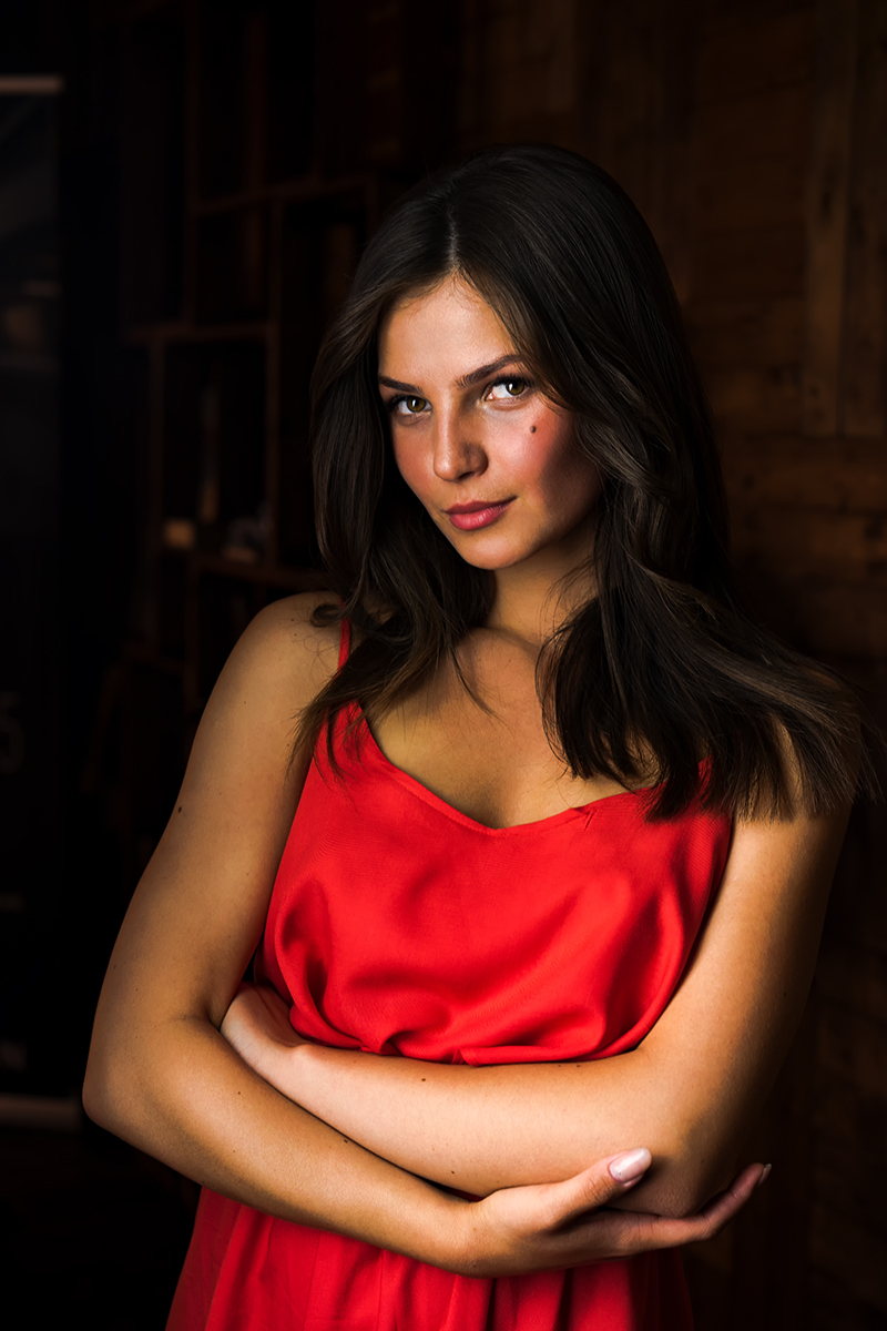 портрет девушки в красном