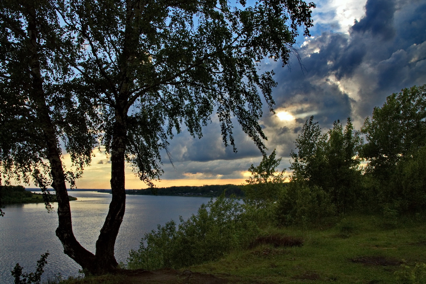 ВЕЧЕР НАД РЕКОЙ.